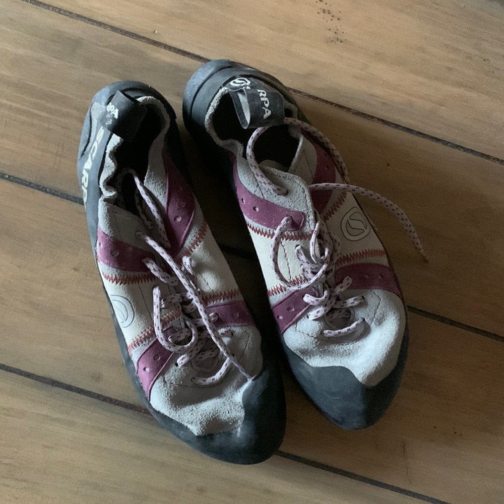 Womens Scarpa climbing shoes. Size 6 2/3. Hardly worn/used.